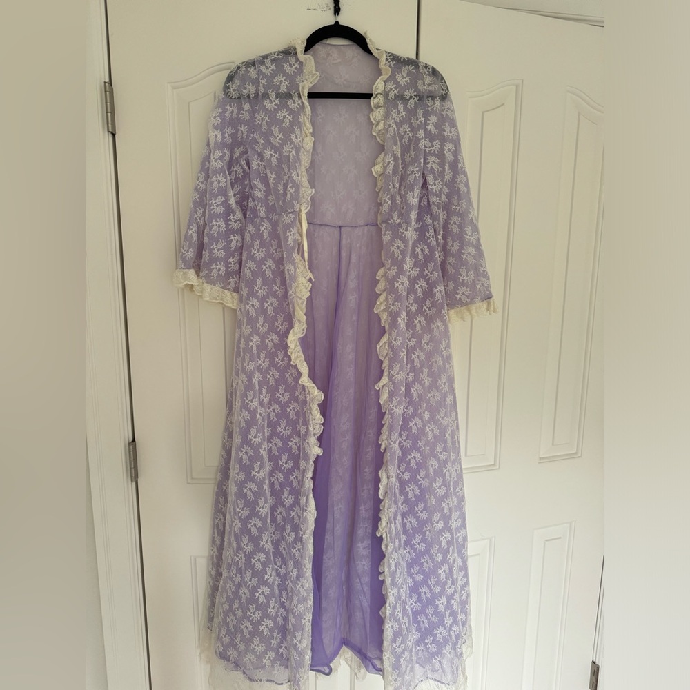 Vintage Virginia Wallace purple cream lace peignoir dressing gown robe